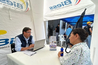 Una persona recibe asesoramiento sobre los créditos del BIESS.