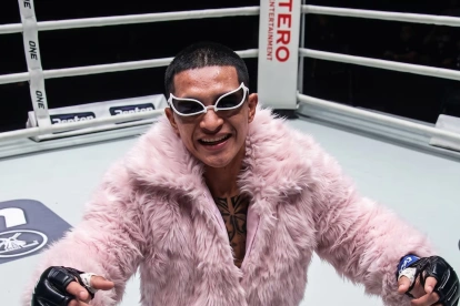 Con indumentaria afelpada y gafas celebró la victoria el ecuatoriano Martín Parra en One Championship.