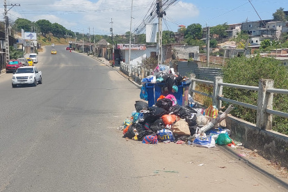 Varias calles de la ciudad de Manta se observan con acumulación de basura