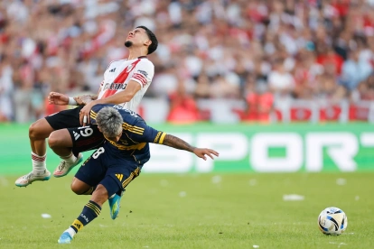 Kendry Páez (i) de River Plate disputa el balón con Milton Delgado de Boca Juniors.
