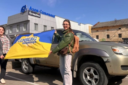 Yulia Múdrik (i), junto a Svitlana Nahorna-Hordiichuk (d), que fundó Lemberg Volunteers, que dedica tiempo y esfuerzo a apoyar a los soldados ucranianos.