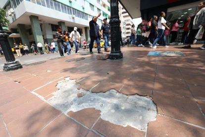 Adoquines dañados en la avenida 9 de Octubre y su intersección con la calle Chimborazo, en el centro de Guayaquil.