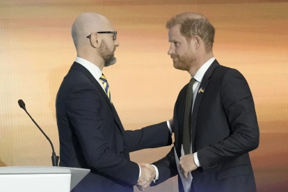 El príncipe Harry de Gran Bretaña y el ex primer ministro ucraniano Arseniy Yatsenyuk se dan la mano durante el Foro de Seguridad de Kiev en Kiev, Ucrania, el 23 de abril de 2026.