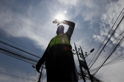 Un agente civil de tránsito de la capital trabaja turnos de ocho o incluso de 12 horas diarias. Usan gorras, buffs y se les aconseja usar protector solar.