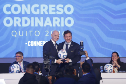 Gianni Infantino, presidente de la FIFA (i) y Alejandro Domínguez, titular de la Conmebol, trataron el jueves en Quito diferentes temas e ideas de interés para la región, entre ellas la organización de la Copa América 2032.