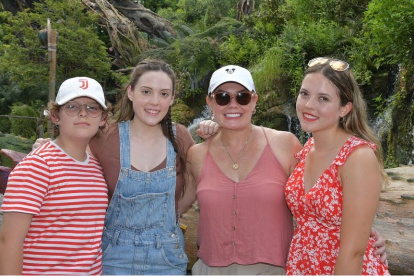 Úrsula Strenge con sus hijas, Cristina, Ivanna y Camila.