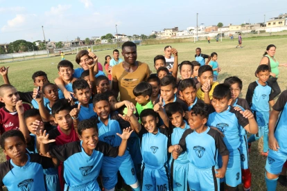 Jordy Caicedo cuando visitó la escuela del profesor Luis Medina en Durán.