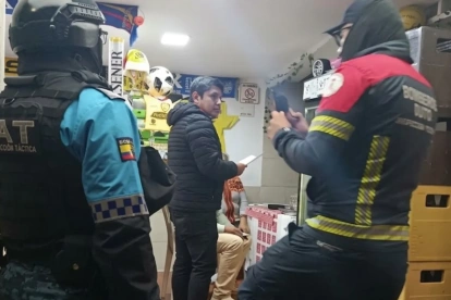 En el sur de Quito, la AMC y la Secretaría de Seguridad, con apoyo de la Policía Nacional, inspeccionaron tiendas y más locales.