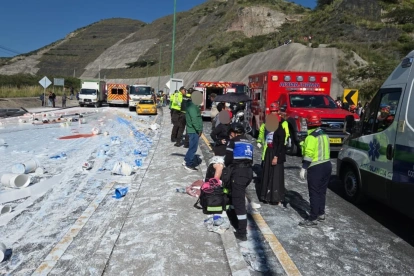 Colisión entre un bus y un camión, en Guayllabamba, provocó cierre de la Panamericana Norte.