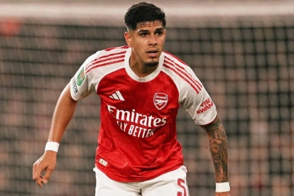 Piero Hincapié en la zaga del Arsenal de Inglaterra.