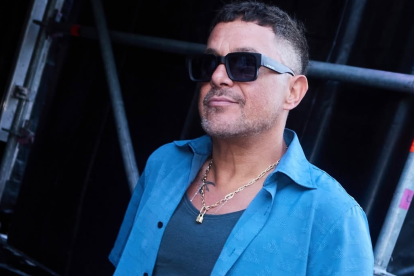 Alejandro Sanz.disfruta de su romance con la actriz peruana.