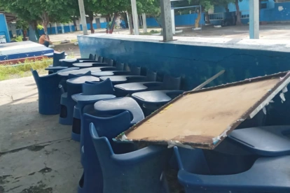 Las bancas en las escuelas se encuentran en mal estado