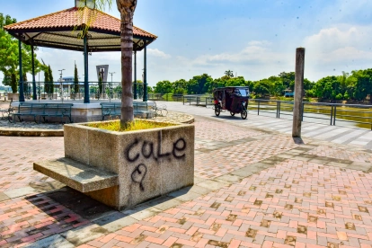 Vandalismo. Algunas zonas se encuentran grafiteadas, incluso con insultos