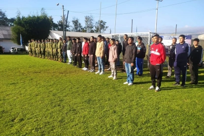 Decenas de jóvenes de la leva 2007 participaron en una jornada de acuartelamiento en Riobamba.