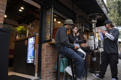 Históricamente, las terrazas y veredas han funcionado como lugares de observación y encuentro.