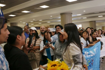 Luisa González llegó a Quito después de un gira internacional y negó pedido de asilo en México.