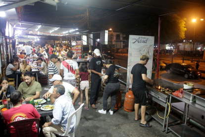 Comedor. Familias acuden a un corredor gastronómico ubicado en las calles 20 y Argentina, suroeste de Guayaquil.