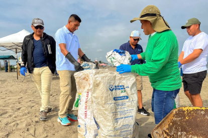 La jornada de limpieza de playa se efectuó este sábado en los balnearios de Santa Elena
