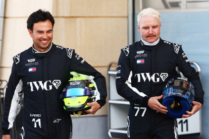 Sergio Pérez (i) y su compañero de equipo en Cadillac, Valtteri Bottas.