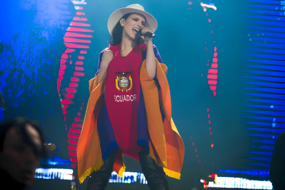 Poco antes del cierre del recital, la artista regresó al escenario con un poncho tricolor y un sombrero de paja toquilla, en un gesto que emocionó a sus fans