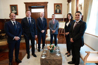 Francisco Egas (i), Alejandro Domínguez, Gianni Infantino, el presidente Daniel Noboa, Cynthia Gelibert y Roberto Ibáñez, durante la reunión del jueves pasado.