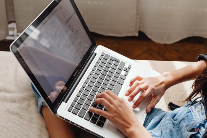 Modelos de gobierno digital muestran cómo la inteligencia artificial reduce la burocracia.