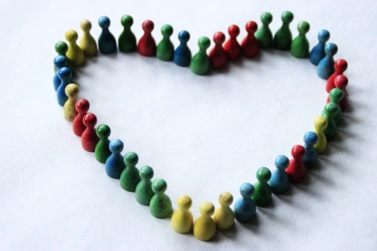 La grandeza humana se refleja en los actos de humildad y respeto hacia los demás.