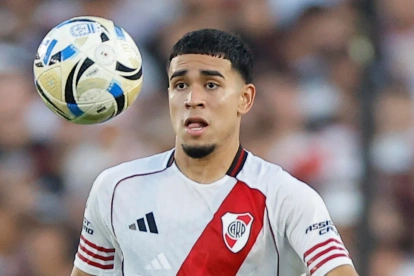 Kendry Páez jugando para River Plate.