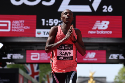 Sabastian Sawe, tiene36 años, nació en Kenia y ganó la Marathón de Londrescon tiempo de 1:59:30.
