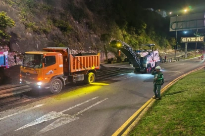 Trabajos de repavimentación se realizaron en el sector de Los Tótems, en la av. Oswaldo Guayasamín, en Cumbayá.