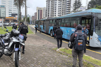 Policía Nacional y funcionarios municipales actuaron frente a la denuncia de un robo en una unidad de la Ecovía, el 21 de abril del 2026.