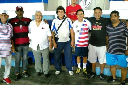 Carlos Kaiser primero a la derecha, en unas de las ultimas reuniones con exjugadores de Emelec.