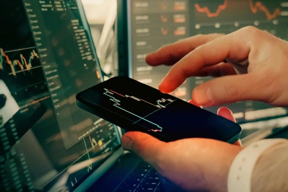 Operaciones digitales vinculadas a criptomonedas generan preocupación por posibles fraudes financieros.