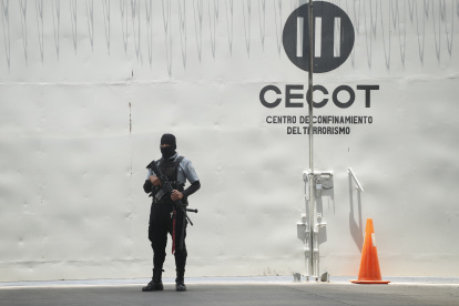 AME6012. TECOLUCA (EL SALVADOR), 23/04/2026.- Un integrante de la Dirección General de Centros Penales (DGCP) de El Salvador custodia una puerta del Centro de Confinamiento del Terrorismo (CECOT) durante una audiencia virtual este jueves, en Tecoluca (El Salvador). Continúa, por cuarto día, la audiencia única abierta contra un grupo de más de 400 supuestos líderes de la Mara Salvatrucha (MS13), que enfrentan, "por primera vez", en El Salvador un proceso penal bajo el modelo masivo por "47.000 delitos". EFE/ Rodrigo Sura