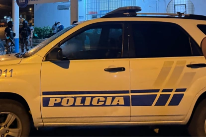 Un vehículo similar a un patrullero fue utilizado por los atacantes para simular un operativo policial en Puerto Bolívar.