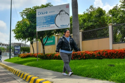 Propaganda. En La Aurora se observa propaganda del alcalde desgastada e ignorada por los residentes.