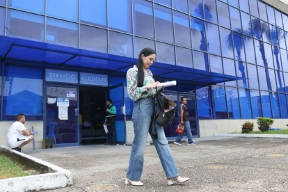 Una persona camina al pie de la empresa eléctrica en Guayaquil