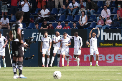 Los jugadores de Leones del Norte reclamaron la decisión de anular un gol suyo por un fuera de juego decretado por el VAR.