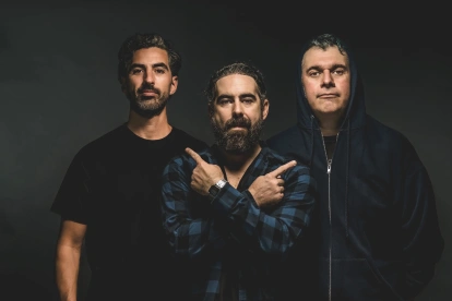 Ricardo Treviño, Arturo Arredondo y Kross Vázquez forman Desierto Drive, banda mexicana de Monterrey que lanzó a fines de 2025 su segundo disco de estudio, 'Antes de que salga el sol'.