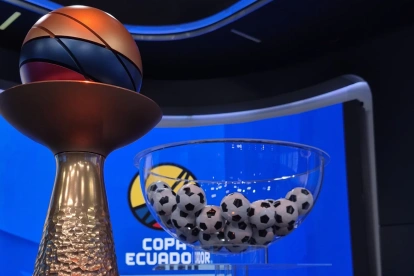 Trofeo de la Copa Ecuador previo al sorteo de la primera etapa.