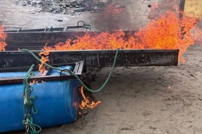 Las Fuerzas Armadas lograron inhabilitar e incinerar tres dragas, tres motores y tres mangueras de succión.