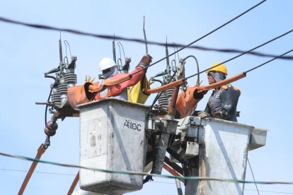 Técnicos hacen trabajo de mantenimiento en el sistema eléctrico.