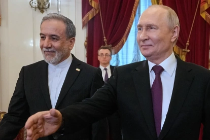 El presidente ruso Vladímir Putin (dcha.) y el ministro de Exteriores iraní, Abbas Araghchi, en San Petersburgo, Rusia, el 27 de abril de 2026.