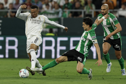 El delantero francés del Real Madrid, Kylian Mbappé (i), en su último partido del viernes 24 de abril ante el Betis.