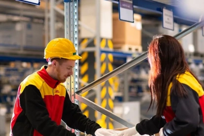 Dos trabajadores de logística revisan la mercancía.