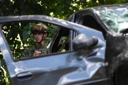 Un integrante del Ejército Nacional de Colombia custodia la vía Panamericana, lugar donde ocurrió un ataque guerrillero, en Cajibío (Colombia).