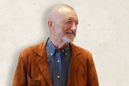 La vida del escritor español  Arturo Pérez-Reverte fue matizada por los 21 años que dedicó a ser reportero de guerra (1973-1994), lo que le permitió construir un estilo literario único.