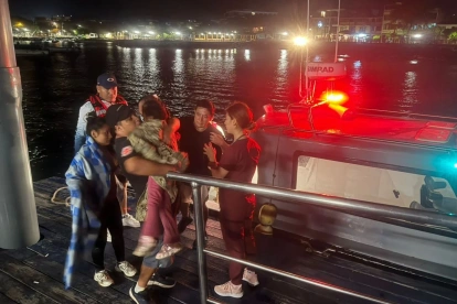 Tres personas desaparecidas fueron rescatadas la noche reciente en Punta Ochoa, San Cristóbal, tras quedar atrapadas por la pleamar.