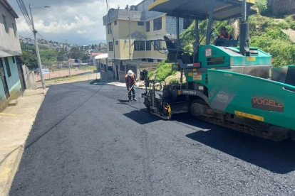 Referencial. Trabajos de rehabilitación vial avanzan en La Floresta con intervención en calles clave de Quito.