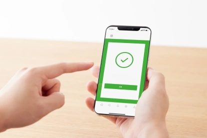 Una persona realiza una transferencia por su banca móvil.